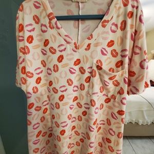 Shirt with kisses designed